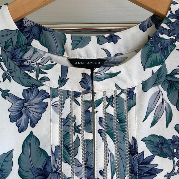 Ann Taylor | Sleeveless Blouse | Muted Floral w/ Front Placket| Size Small - Picture 3 of 13